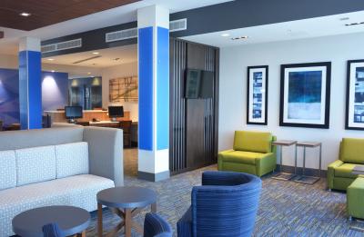 Holiday Inn Express & Suites Lobby