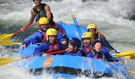 Familie rafting i Evje med TrollAktiv