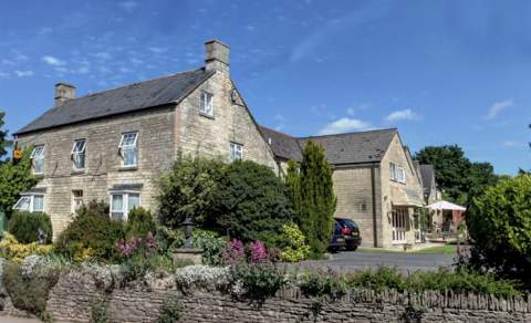 Pettifers Freehouse Hotel