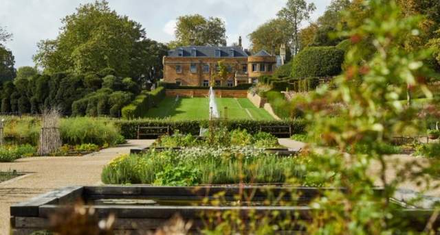 The_Newt_in_Somerset_Garden_-_Looking_up_to_Hadspen_House_168674863.jpg