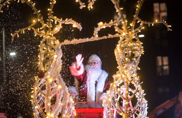 Gorymdaith y Nadolig Abertawe a Chynnau Goleuadau'r Nadolig