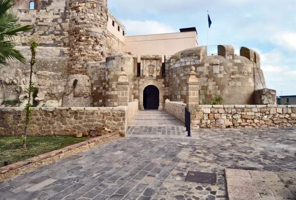 Puerta y Capilla de Santiago