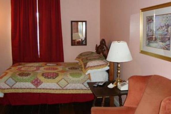 84_4749_Leesburg Colonial Bed.jpg