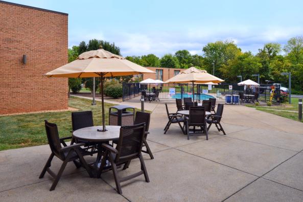 Best Western Leesburg - Patio by the Pool