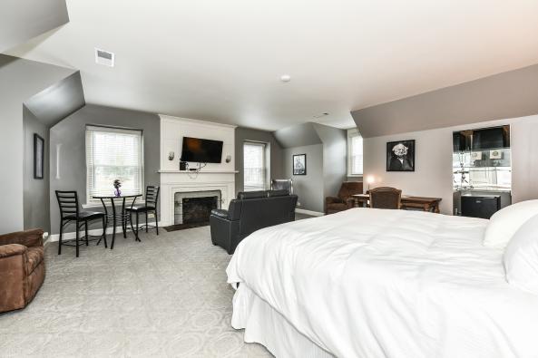 HISTORICAL PLAZA BEDROOM