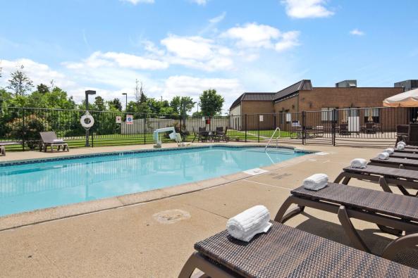 Best Western Leesburg - Private outdoor pool