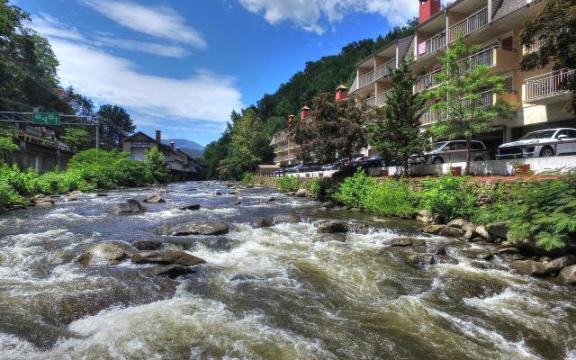 Gatlinburg River Inn by Rocky Waters