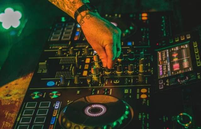 4DR Promotions & The Bounce Factory presents Raise Em Up