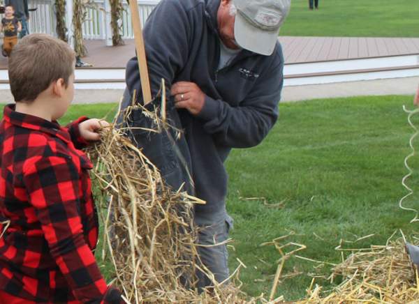 Build a Scarecrow - Scarecrows in the Plaza