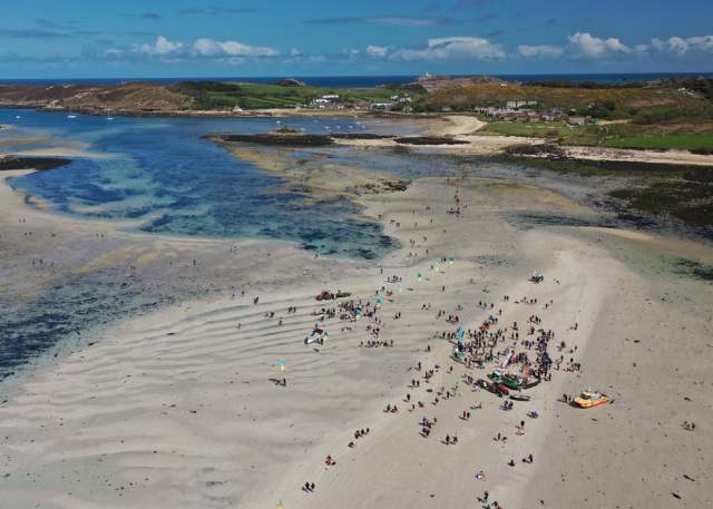 Walk between Tresco & Bryher