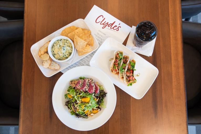 ClydesofClarksville_GroupFood0005.jpg