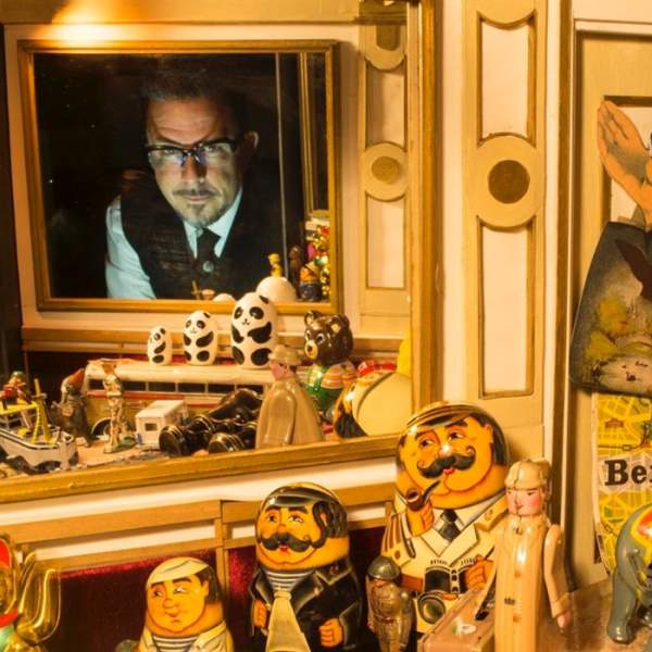 Around the world in 80 toys - Nonstop
