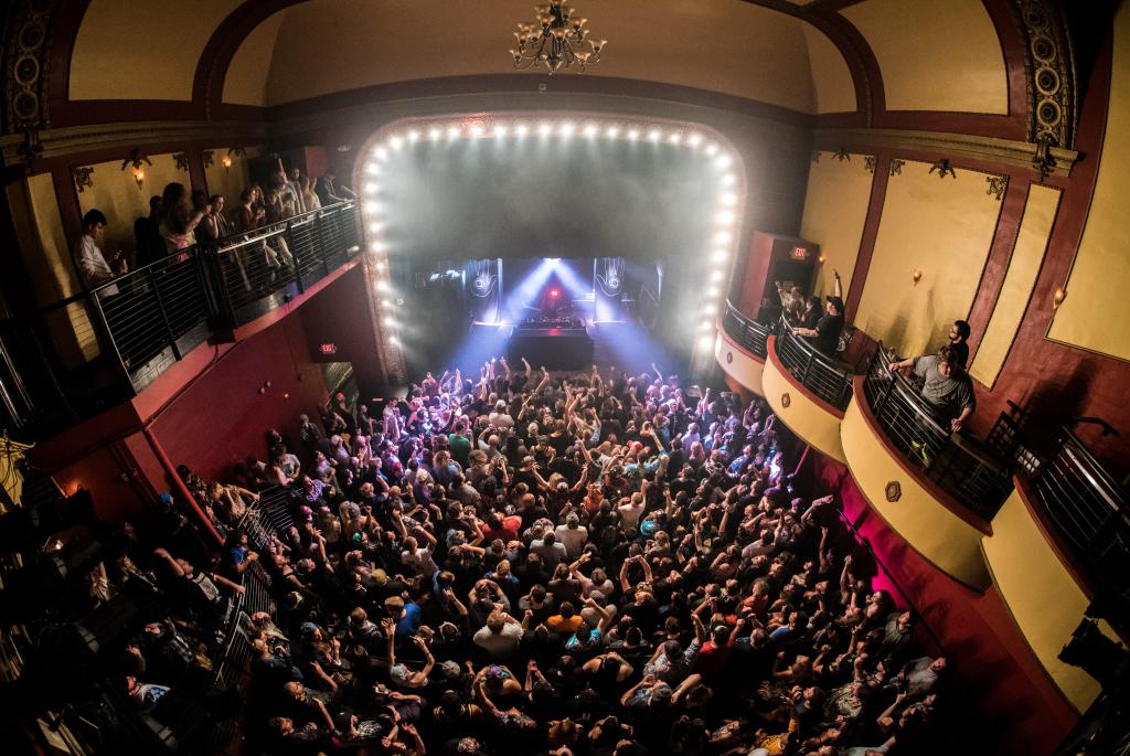 MajesticCrowd-10-Chris Lotten Photography