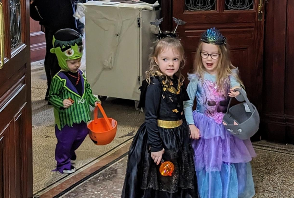 Fancy dress trafford centre 2025