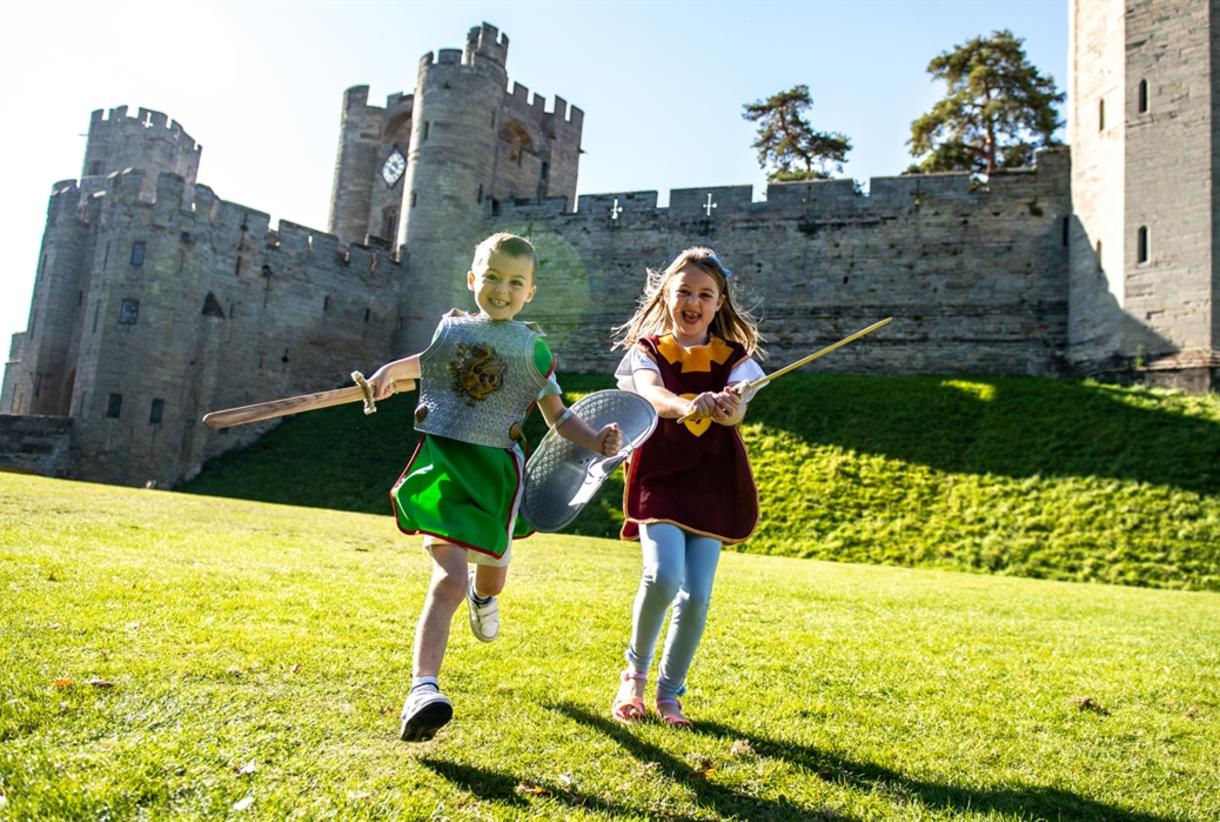 warwick castle logo