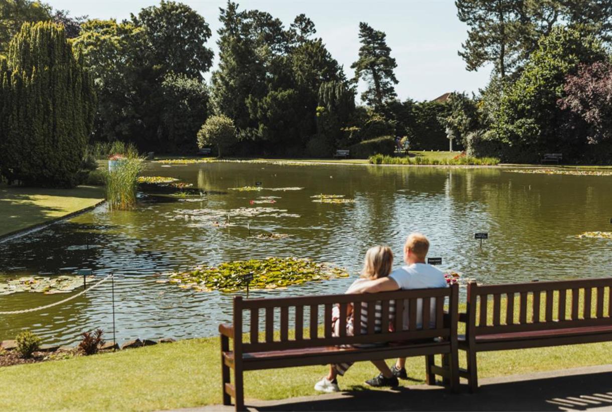 se permiten perros en burnby hall y gardens