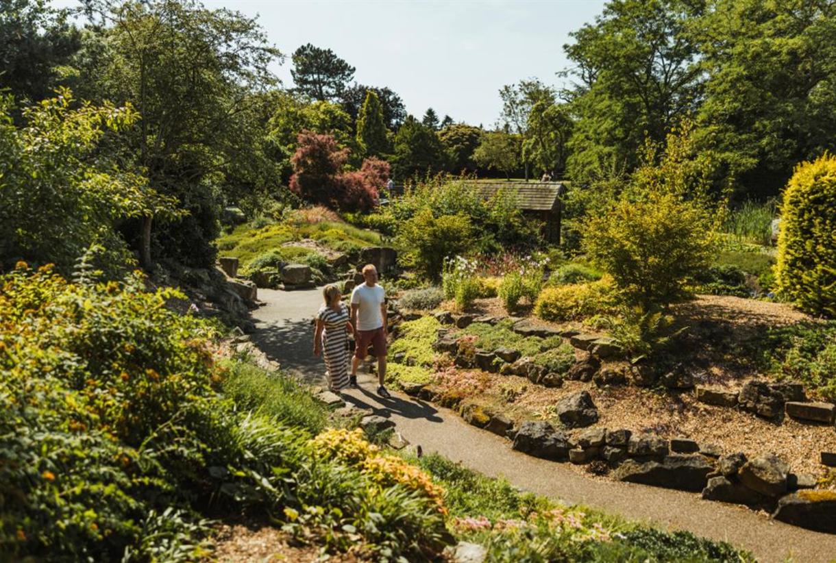 se permiten perros en burnby hall y gardens