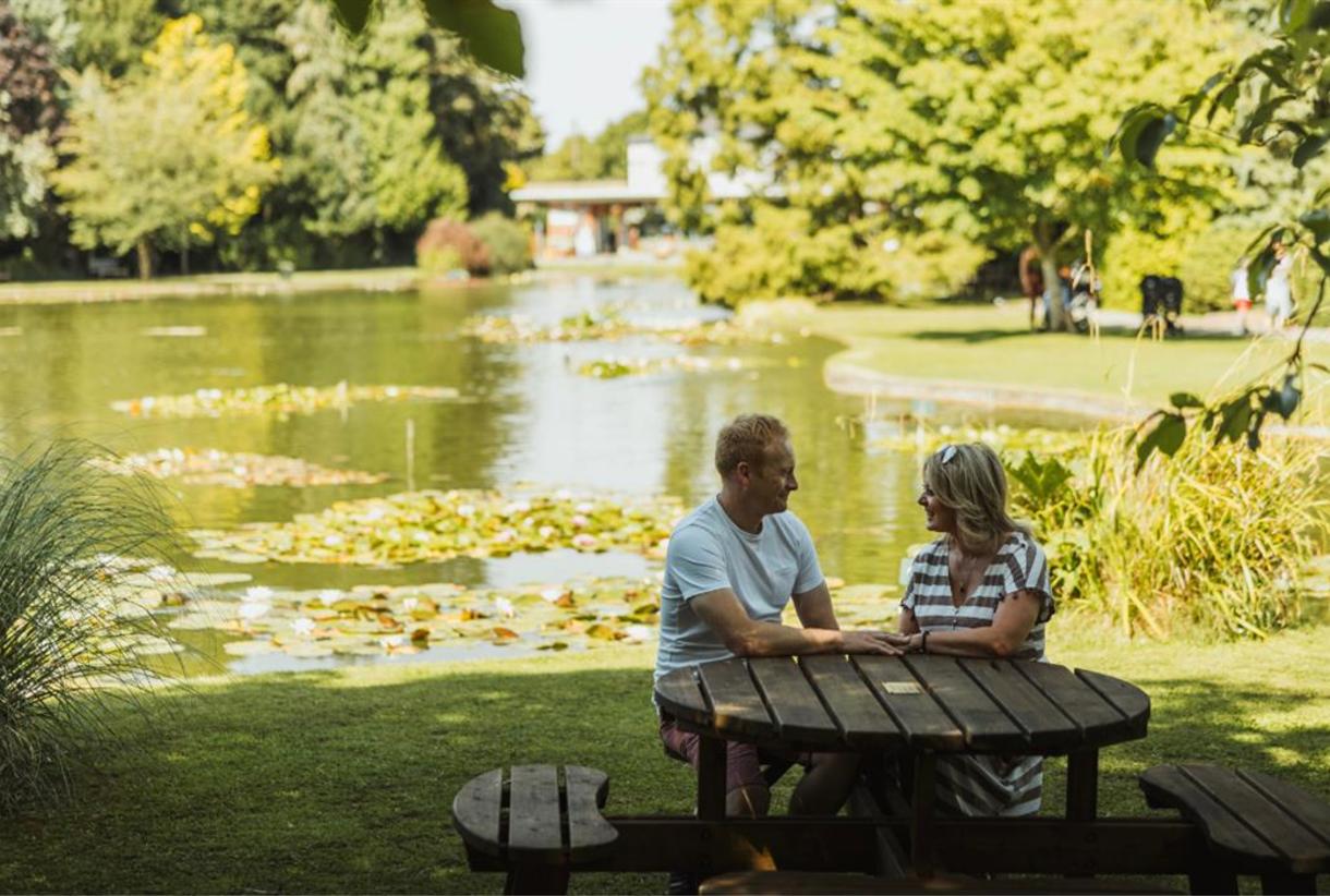 se permiten perros en burnby hall y gardens
