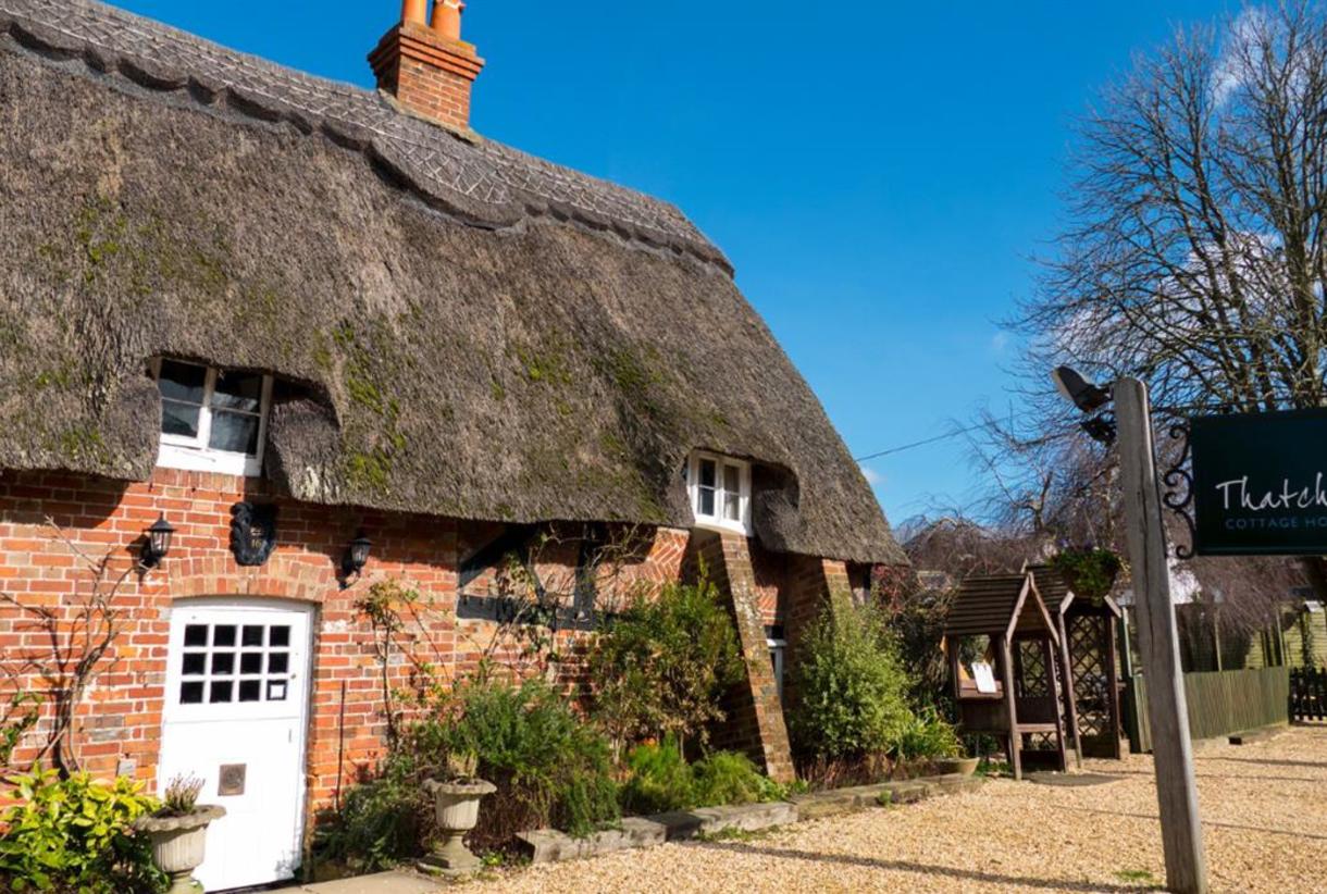 Accommodation in Brockenhurst - Thatched Cottage Hotel