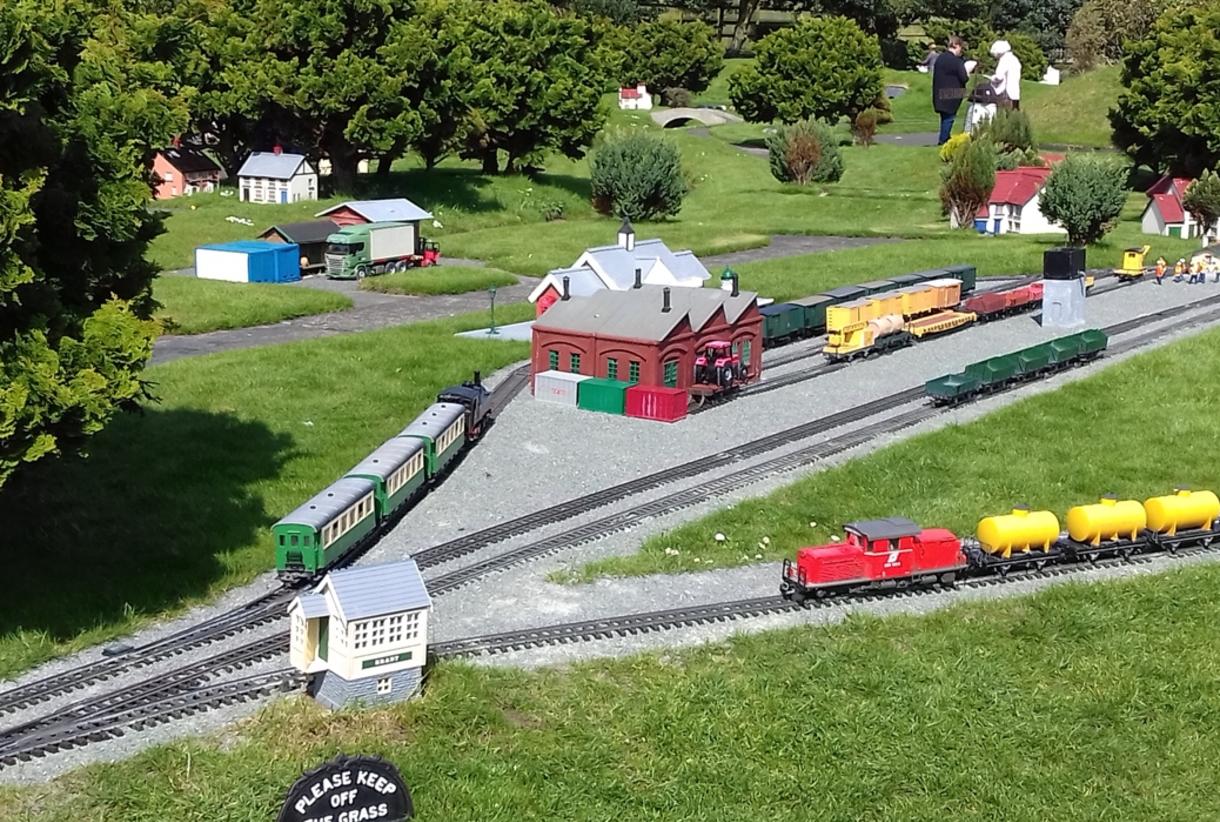 Miniature model railway clearance