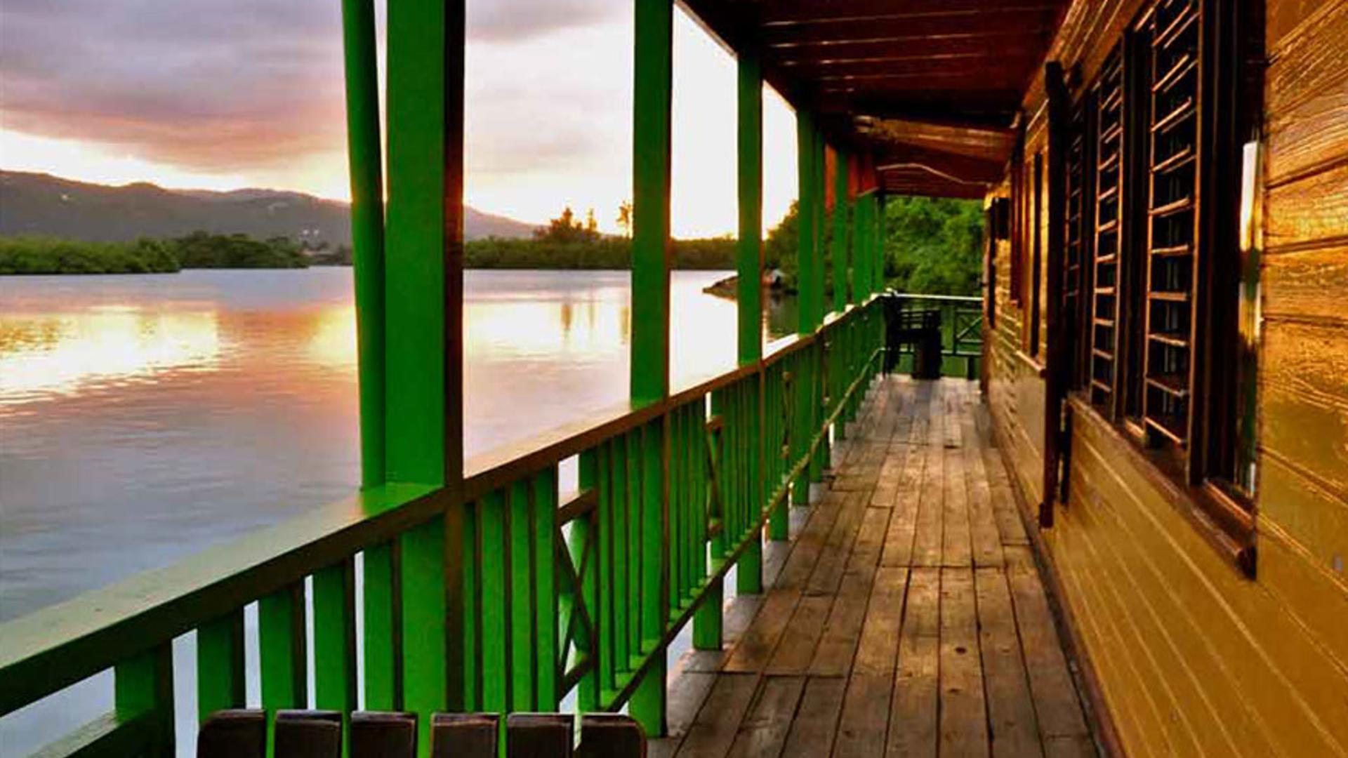 HouseBoat Grill