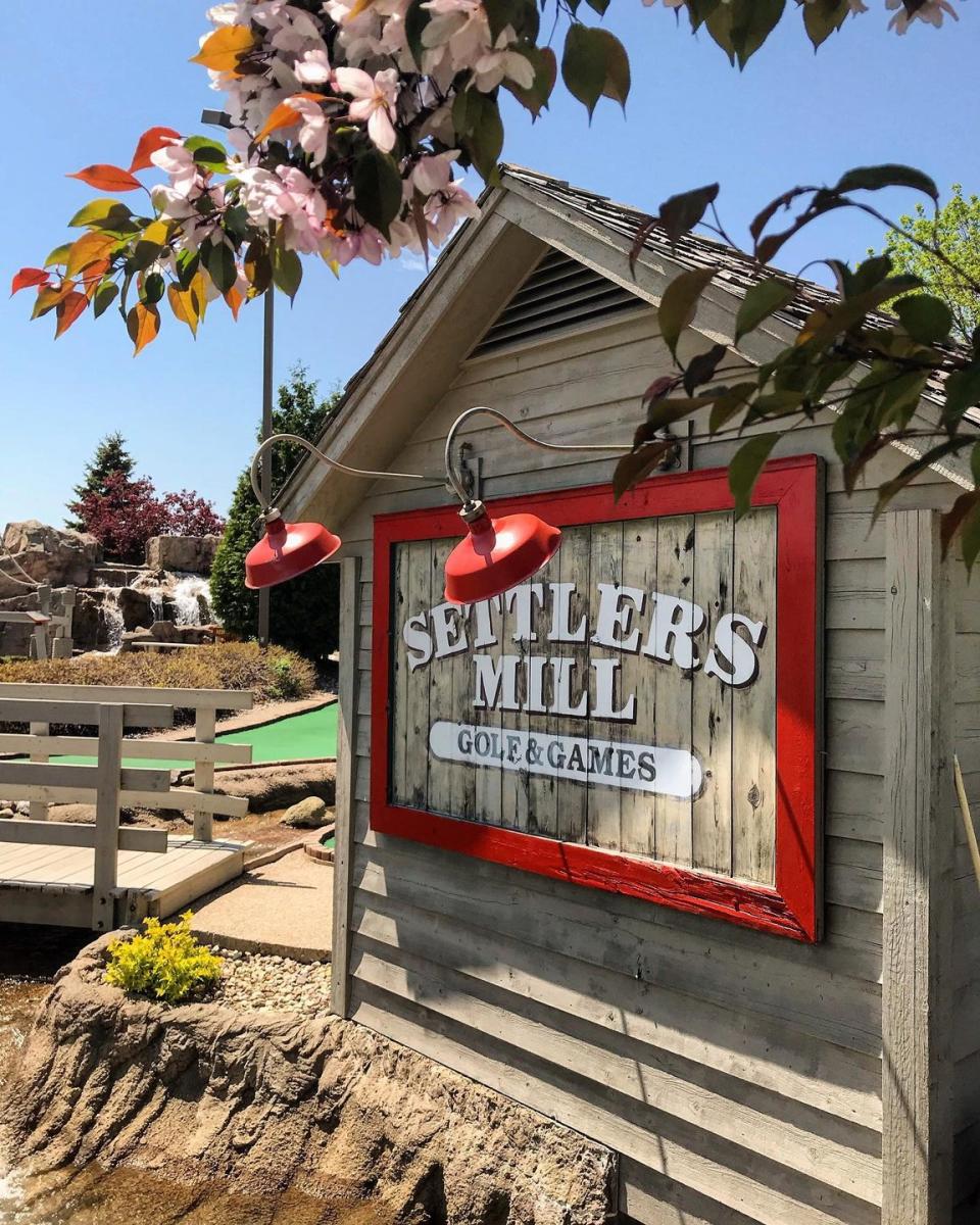 Settlers Mill Mini Golf Sign