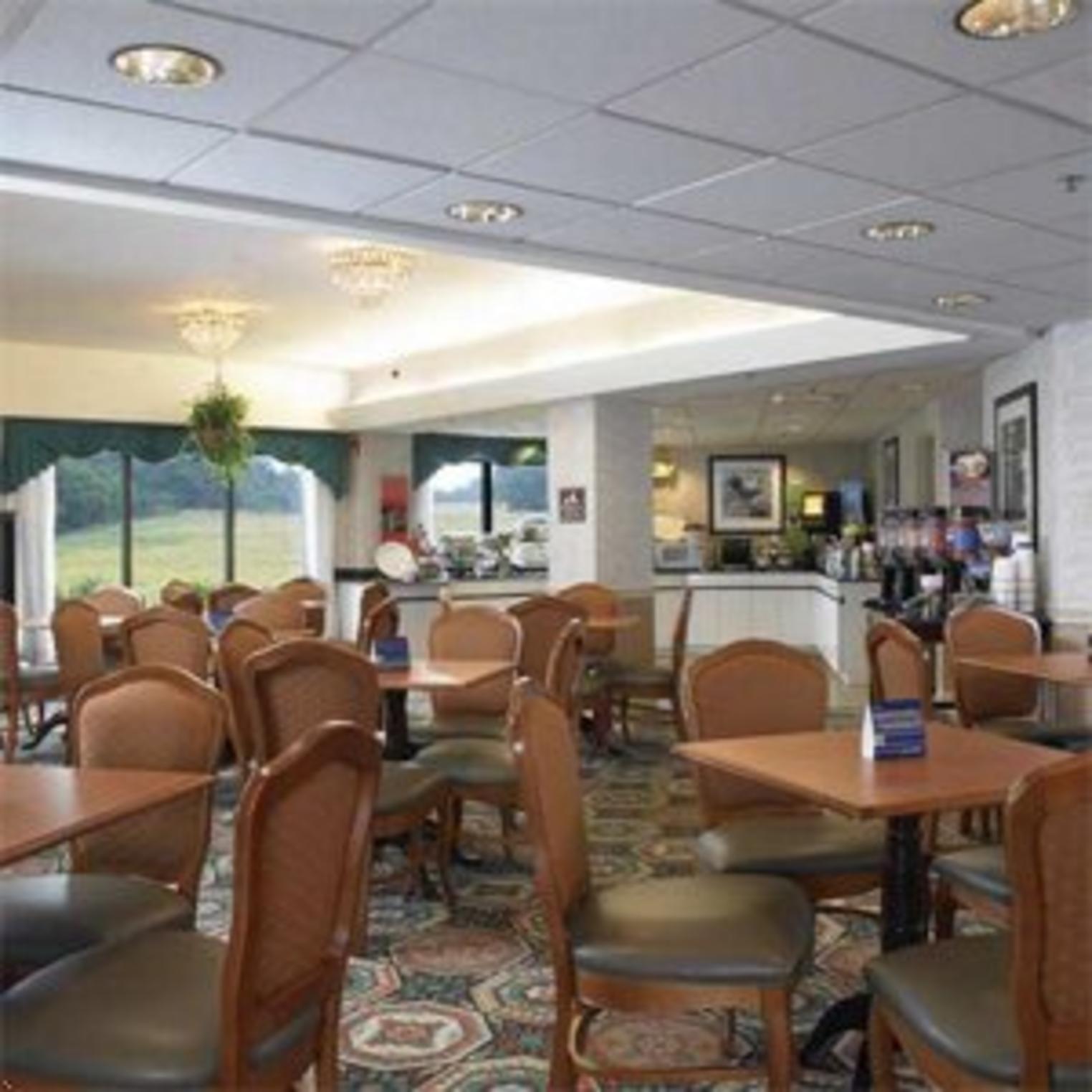 Hampton Inn Carlisle Breakfast Area