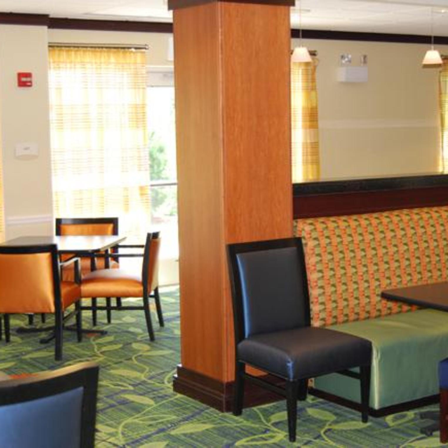 Fairfield Inn & Suites Carlisle breakfast area