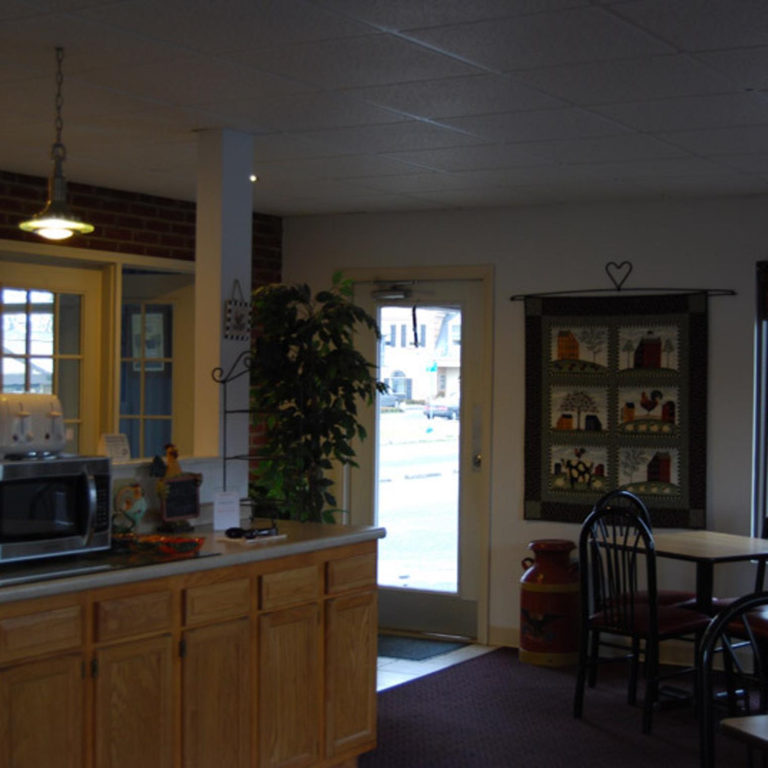 Hampton Inn Motel Lobby & Breakfast Area