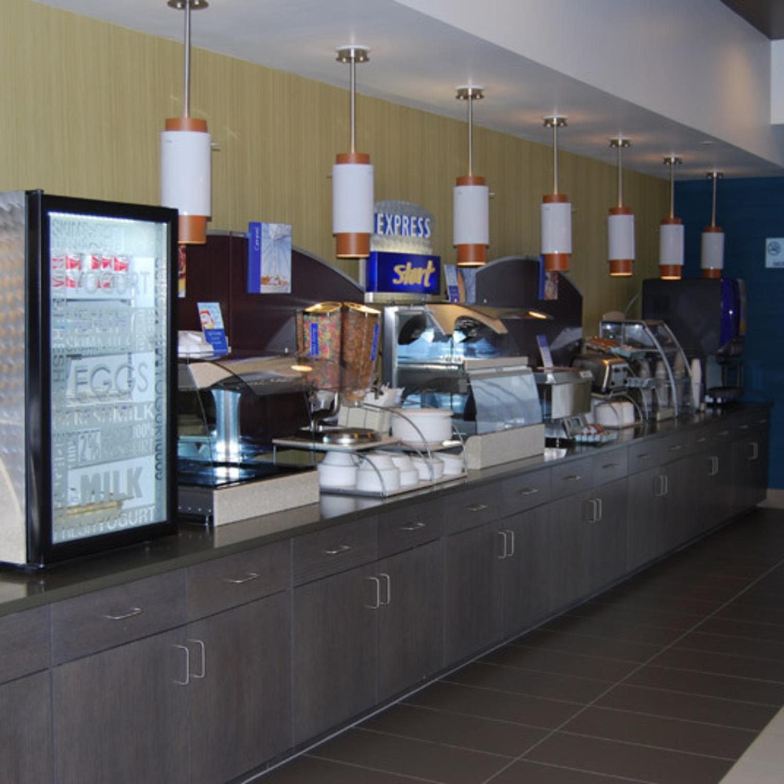 Holiday Inn and Suites Carlisle Breakfast Area