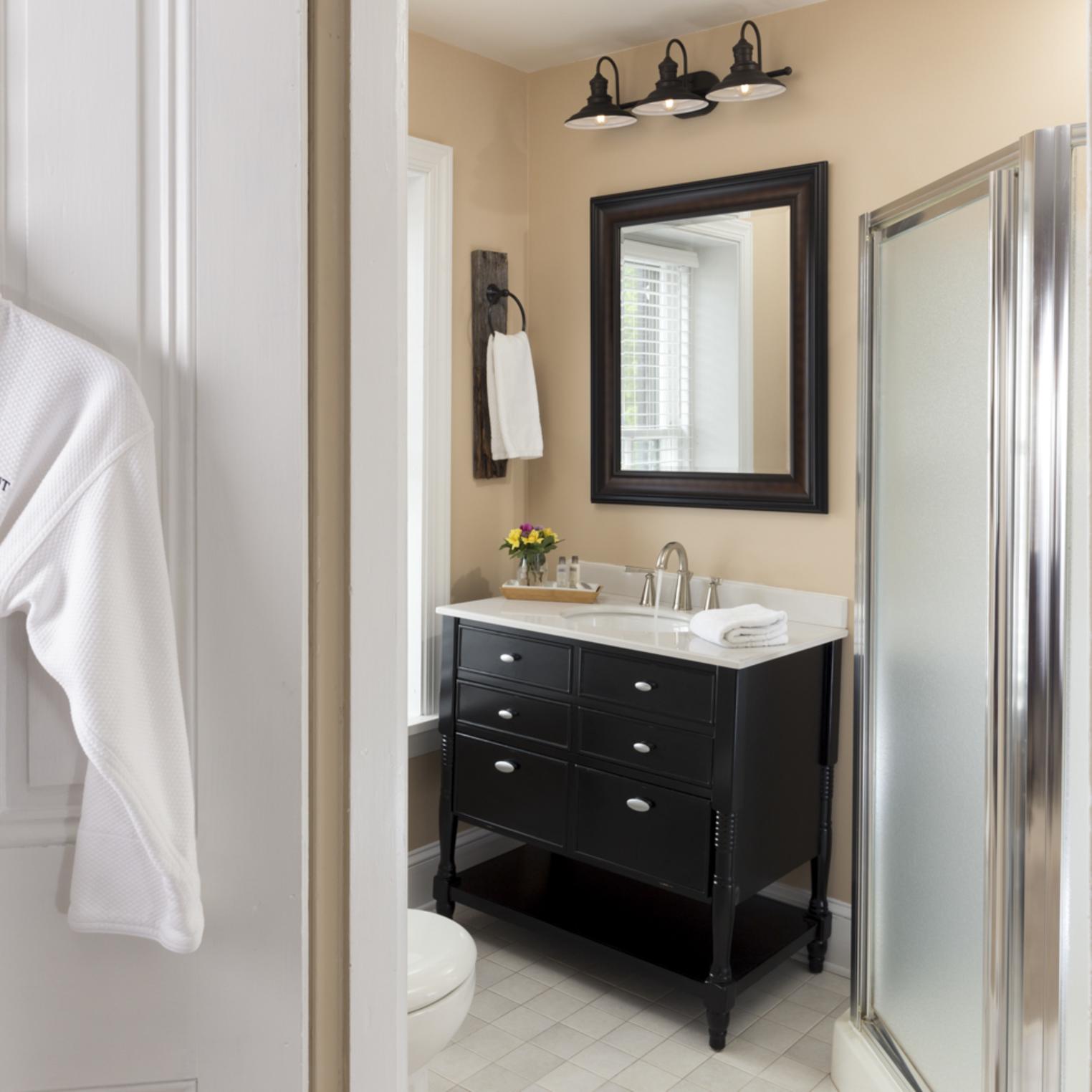 Bathroom in Pheasant Dreams room