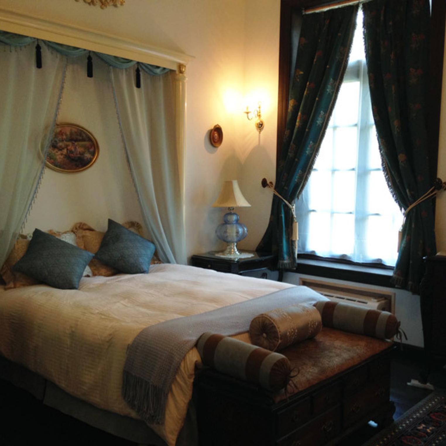 Thonrwald Mansion Guest Room