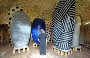 Major Jun Kaneko Public Art Exhibition At Frank Lloyd Wright S Martin House