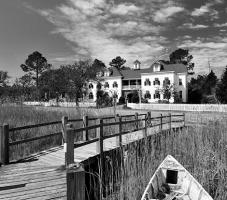 The Front Of The Roanoke Island Inn In The Outer Banks Of NC