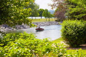 Boating ao longo do Owasco Outlet em Emerson Park