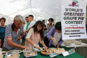 2015-naples-grape-festival-naples-people-cutting-pies