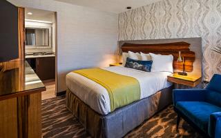 1 Queen Bed