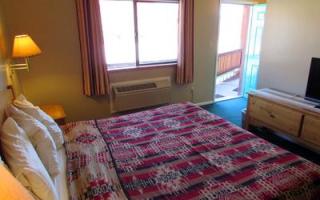 Small Room One King Bed
