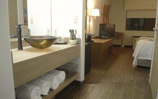 Single Queen Room