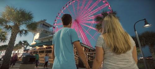 Couple with a pink skywheel