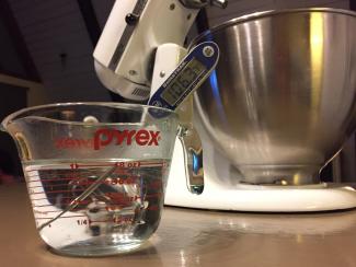 Mixer and Measuring cup Image