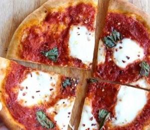 Margherita Pizza at Azzurro