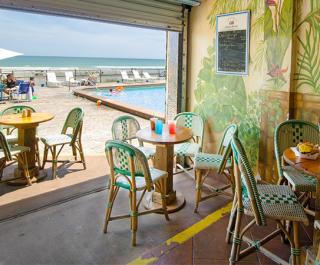 Cool Breeze Cafe Amp Tiki Bar At Oceanside Inn Daytona