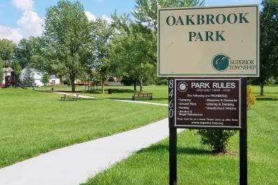 Oakbrook_Sign_(3).jpg