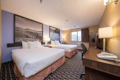 Super 8 2022 Hill Room