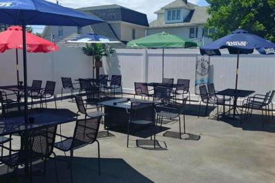 Benny's Outdoor Dining