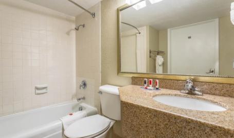 Days Inn Hammond Bathroom