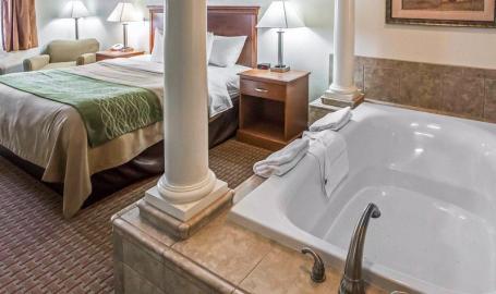 Comfort Inn Hotel Hebron room with hot tub