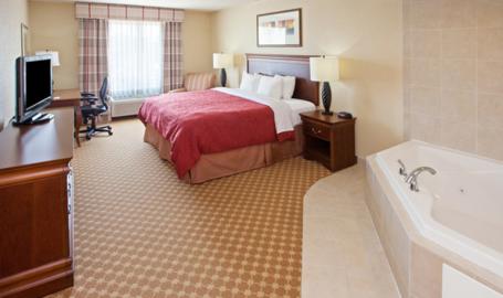Country Inn and Suites Hotel Valparaiso whirlpool suite