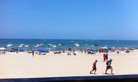 Wells-street-beach-beach-goers